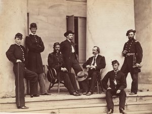 Prikaatinkenraali Gustavus A. DeRussy ja esikunta Arlington Housen portailla, Arlington..., toukokuu 1864. tekijältä Alexander Gardner