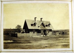 Eversti Bullockin talo, intialainen kauppias, Fort Laramie, 1868 (albumiprintti) tekijältä Alexander Gardner