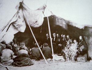Kenraali William T. Sherman (1820-91) toimii puheenjohtajana Fort Laramien rauhansopimuksessa Punaisen Pilven päällikön kanssa huhtikuussa 1868 (s/w-kuva). tekijältä Alexander Gardner