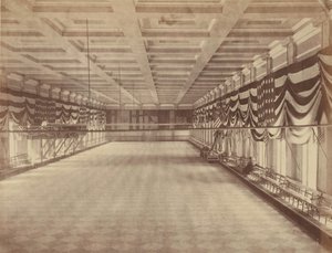 [Lincolnin toisen avajaisjuhlan juhlasalin sisäkuva], maaliskuu 1865. tekijältä Alexander Gardner