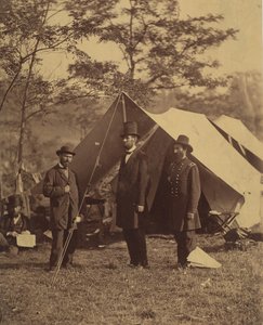 [Presidentti Abraham Lincoln, kenraalimajuri John A. McClernand oikealla ja E. J..., 4. lokakuuta 1862. tekijältä Alexander Gardner