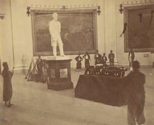 [Thaddeus Stevens makaa valtiossa Washingtonin Capitolin rotundassa], 1867. tekijältä Alexander Gardner
