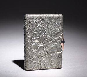 Savukelaatikko, vuoden 1896 jälkeen (hopeaa, kullanvärinen cabochon-safiiri) tekijältä Alexander Karpov