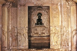 Sisäänkäynti ja alttari, Parshvanatha-temppeli, Khajurahon muistomerkkiryhmä (UNESCOn maailmanperintöluettelo) tekijältä Nicolas Toussaint Charlet
