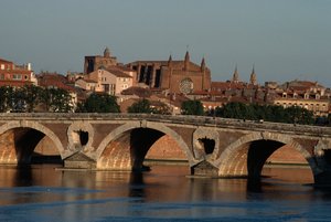 Pont-Neuf Garonne-joen yli, Toulouse, Midi-Pyreneet, Ranska tekijältä Nicolas Toussaint Charlet