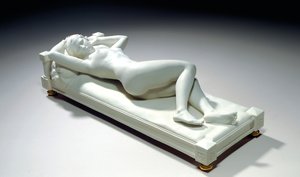 Sevres-keksihahmo makaavasta alastonkuvasta "Le Repos" tekijältä Alfred Boucher