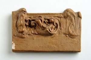 Maketti paneelille, jossa on istuva hahmo (maalattu kipsi) tekijältä Alfred Gilbert