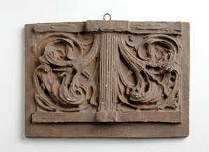 Makeetti kruunun kaksoislehtitaululle hyväntekeväisyyskuviossa Alexandrian muistomerkissä, n. 1932 (pronssoitu kipsi) tekijältä Alfred Gilbert