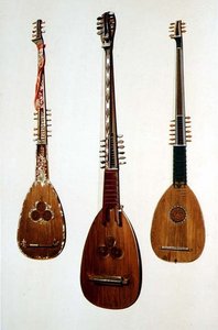 Tatlong chittaroni, dalawa mula sa Venice c.1608 at isa mula sa Britain c.1885, mula sa 