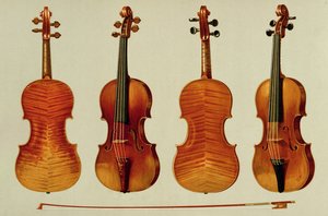 Viulut (LtoR): Antonio Stradivariuksen (n. 1644-1737) "Alard" 1715 ja Giovanni Guarnerin "del Gesu" (k. 1744) "Musical Instruments" (värillinen lito) "King Joseph"