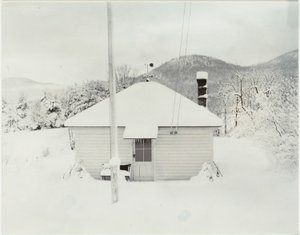 Ensimmäinen lumi ja pieni talo tekijältä Alfred Stieglitz