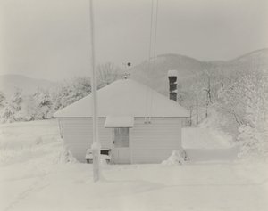 Ensimmäinen lumi ja pieni talo tekijältä Alfred Stieglitz