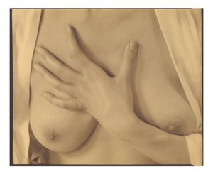 Georgia O’Keeffe – Käsi ja rinnat tekijältä Alfred Stieglitz