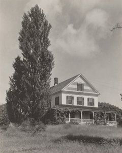 Talo kukkulalla, Lake George tekijältä Alfred Stieglitz