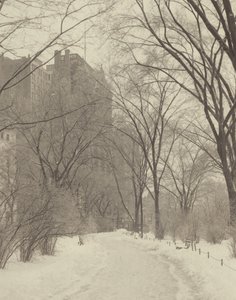 Puistossa tekijältä Alfred Stieglitz