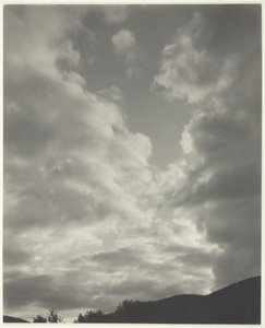 Musiikki - Kymmenen pilvivalokuvan sarja, nro II, 1922. tekijältä Alfred Stieglitz