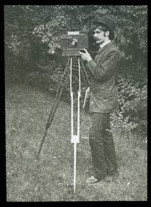 Omakuva kameralla, jalustalla ja pistoolilla tekijältä Alfred Stieglitz
