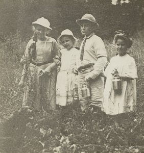 Nimetön (Flora, Elizabeth, Howard & Kitty Lake George -kentällä) tekijältä Alfred Stieglitz