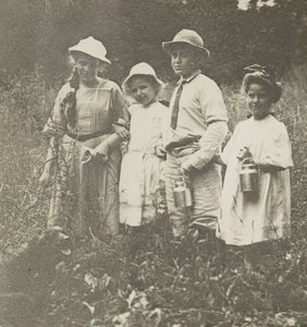 Nimetön Flora, Elizabeth, Howard & Kitty Lake George -kentällä, 190305. tekijältä Alfred Stieglitz