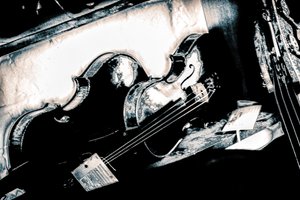 Broken String, 2018 (käsin maalattu valokuva)