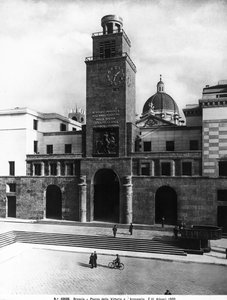 Piazza della Vittoria ja Mussolinin torni, Brescia (s/w kuva)