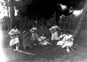 Villa Rosa Maltoni Mussolini: naisopiskelijat musiikkitunnilla, ulkona (m/v kuva) tekijältä Fratelli Alinari