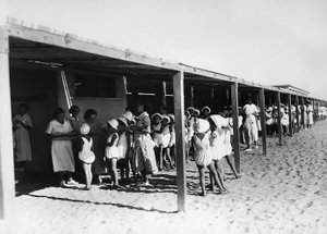 Villa Rosa Maltoni Mussolini: aterioiden jakelu rannalla (m/v kuva) tekijältä Fratelli Alinari