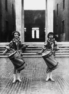 Villa Rosa Maltoni Mussolini: kaksi nuorta tyttöä pukeutuneena sivupoikiksi (m/w kuva) tekijältä Fratelli Alinari