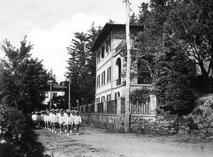 Villa Rosa Maltoni Mussolini: nuoret naisopiskelijat kävelyllä (m/w kuva) tekijältä Fratelli Alinari