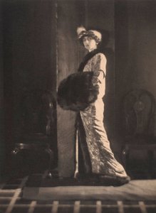 Olga de Meyer, noin 1912 (s/w-kuva). tekijältä Alphonse De Meyer