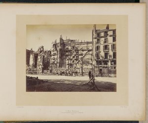 Rue Royale (Faubourg Saint-Honorén kulmassa) paloi 24. toukokuuta 1871. tekijältä Alphonse J. Liébert