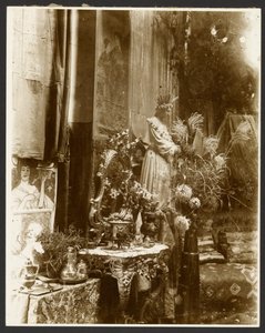 [Muchan ateljeen nurkka, jossa on patsaita, grafiikkaa ja kukkia, Rue du Val-de-Grâce, Pariisi] tekijältä Alphonse Maria Mucha