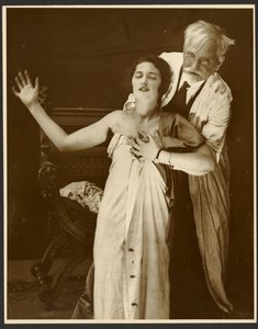 [Alphonse Mucha puvussa tyttärensä Jaroslavan kanssa julisteen mallina, "De Forest Phonofilm", ensimmäinen Bio Adria -elokuvateatterissa (Praha) esitetty "puhe-elokuva", Zbiroh, Böömi]