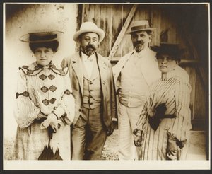 [Alphonse Mucha sisarusten Anan ja Andelan sekä Andelan aviomiehen Jan Remundan kanssa, Rosice lähellä Brnoa, Moravia] tekijältä Alphonse Maria Mucha