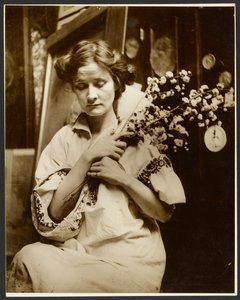 [Naismalli pitää kukkia] tekijältä Alphonse Maria Mucha
