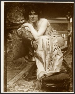 [Naismalli poseeraa koristepaneelia "Smaragdi" varten, jota käytettiin 1930-luvun alussa useissa muissa piirustuksissa ja maalauksissa, Pariisi] tekijältä Alphonse Maria Mucha