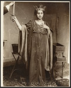 [Naismalli, jolla on kruunu ja miekka kädessään] tekijältä Alphonse Maria Mucha