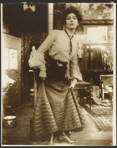 [Naismalli raidallisessa puserossa ja pitkässä mekossa, Pariisi] tekijältä Alphonse Maria Mucha