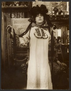 [Naismalli pitkässä valkoisessa kaapussa ja nauhahattu päässä, Pariisi] tekijältä Alphonse Maria Mucha