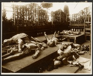 [Kuusi miesmallia muinaisina sotureina, jotka ovat pukeutuneet haarniskoihin ja teeskentelevät kuolleita] tekijältä Alphonse Maria Mucha