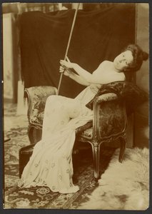 [Nainen mallintaa penkillä] tekijältä Alphonse Maria Mucha