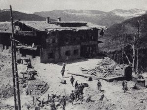 Amerikkalaiset ja ranskalaiset joukot tutkivat natsijohtajan Adolf Hitlerin vetäytymisen raunioita Berchtesgadenissa Baijerin Alpeilla, toinen maailmansota, toukokuu 1945 (m/v kuva)