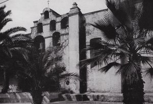 Kalifornia: Bells of Mission San Gabriel, perustettu 1771, unikon peittämien juurten rinteillä lähellä Pasadenaa (m/v kuva) tekijältä American Photographer (after)