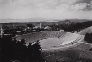 Kalifornia: Berkeley, University of California Memorial Stadium, 75 000 istumapaikkaa (m/v kuva) tekijältä American Photographer (after)