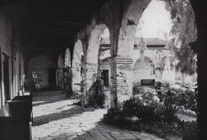 Kalifornia: Mission San Juan Capistrano, perustettu 1776, Los Angelesin eteläpuolella (m/v kuva) tekijältä American Photographer (after)