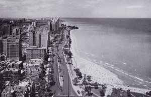 Chicago: Sheridan Road ja Oak Street Beach, katsot pohjoiseen Drake-hotellista (m/w kuva) tekijältä American Photographer (after)