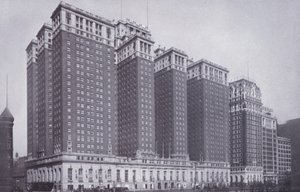 Chicago: The Stevens Hotel, Blackstone Hotel oikealla (m/w kuva) tekijältä American Photographer (after)
