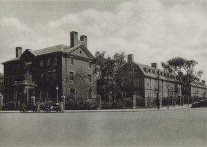 Harvardin yliopisto: Phillips Brooks House; Mower Hall, asuntola; Lionel Hall, asuntola (m/w kuva) tekijältä American Photographer (after)