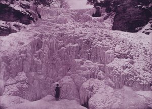 Hector Falls, Watkins Glen, talvella (m/w kuva) tekijältä American Photographer (after)