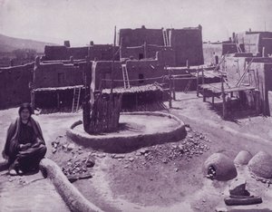 Pueblo-kaupungin sisäpiha, Arizona (m/w kuva) tekijältä American Photographer (after)